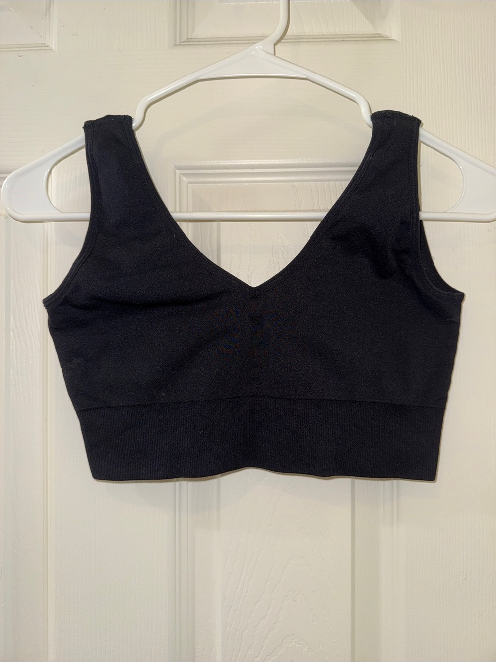 NVGTN Black Seamless V-Neck Wireless Sports Bra